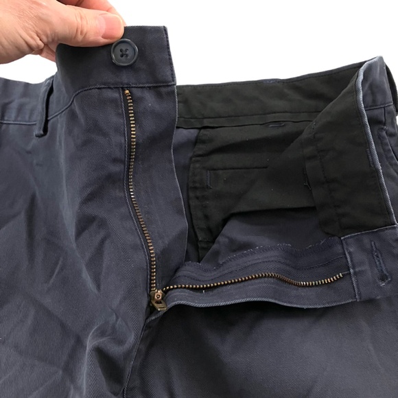 L.L. Bean Men's Size 30" Navy Natural Fit Shorts Item ID 215649 - Picture 5 of 7